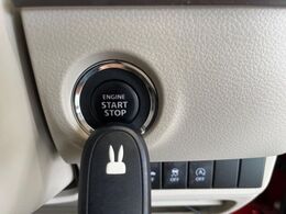 【キーレススタートシステム】カバンやポケットに入れたままでもドアの施錠・解錠が可能なスマートキーを装備。エンジンのオン・オフ時もカギを取り出す必要が無いからとっても便利です♪