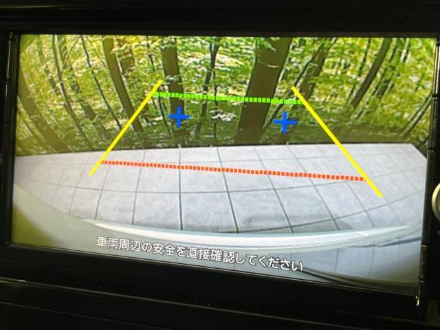 【バックカメラ】駐車時に後方がリアルタイム映像で確認できます。大型商業施設や立体駐車場での駐車時や、夜間のバック時に大活躍！運転スキルに関わらず、今や必須となった装備のひとつです！