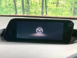 【8.8インチマツダコネクト】車内の雰囲気にマッチした大型のディスプレイ。スマホ接続でのナビ使用やBluetooth再生等、様々な機能が楽しめます。直感的なダイヤル操作が可能で、使い勝手も良好です。