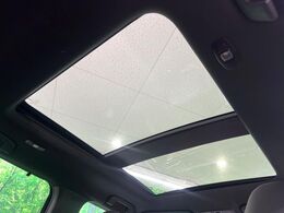 【大型サンルーフ】車内の解放感が一気に上がる大型のパノラマルーフ！季節を問わず開放的で快適なドライブをお楽しみいただけます。流通量も少なく希少価値の高い人気の装備です♪
