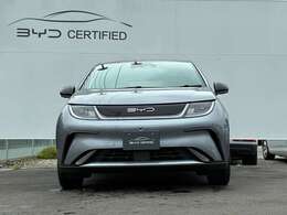 つぶらな瞳とバンパーの開口部が可愛らしく、海洋生物のイルカをイメージさせます。