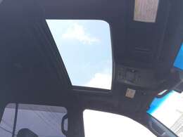 コレ、開放感が違います！オープンにしてもよし！チルトアップにしてもよし！星空、青空、すがすがしい空気を取り込みながら、快適ドライブに欠かせないサンルーフ！後付け不能な、是非とも欲しいサンルーフ！