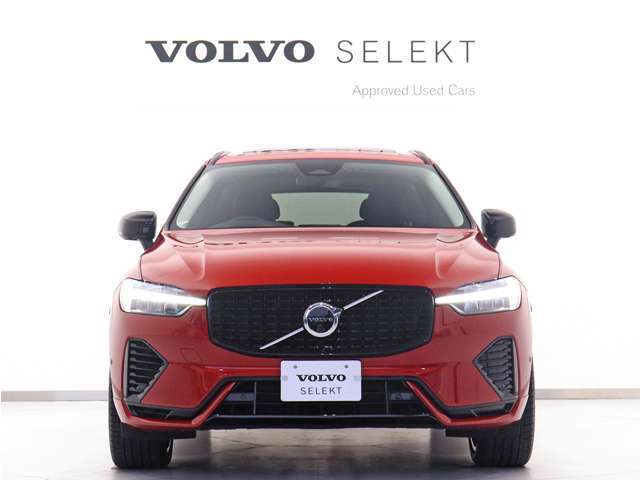 アダプティブクルーズは前方車に投影・反射されるミリ波レーダーをグリル部の受光機で感知。カメラ機能と併せて車両相互の車間距離と速度を瞬時に読み取り適正な間隔を保ちます。