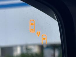 【リヤビークルディティクション】走行中、ドアミラーの死角になりやすい箇所に後続車が接近するとサイドミラー付近に警告を表示、ドライバーに注意喚起と、万一の際はハンドル操作をアシストをします。
