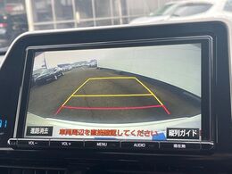 【バックカメラ】駐車時に後方がリアルタイム映像で確認できます。大型商業施設や立体駐車場での駐車時や、夜間のバック時に大活躍！運転スキルに関わらず、今や必須となった装備のひとつです！