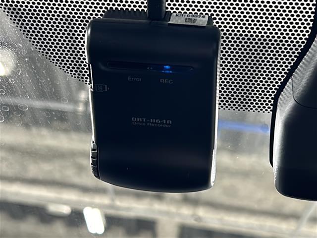 【ドライブレコーダー】映像・音声などの運転中の記録を残します。事故などを起こした起こされた時の証拠になりえますので、もしも時でも安心ですね。