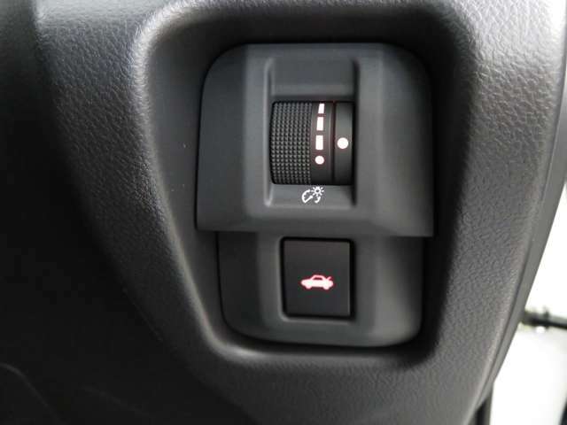 トランクオープナースイッチが運転席右手のスペースに配置されています。