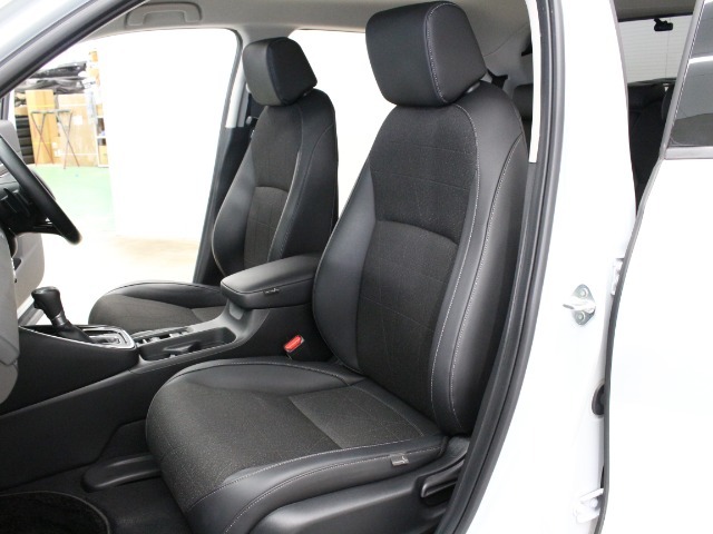 【前席シート】Honda独自の発想でエンジンルームのスペースは限りなく小さく、人のための空間はできるだけ大きくする事で可能な限りの広さを追求！