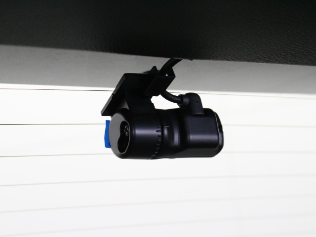 【純正ドライブレコーダー前後2カメラ】万が一の時に活躍する今やなくてはならない装備です！衝突や急停止などでクルマに衝撃が加わったとき映像を記録できる優れもの♪