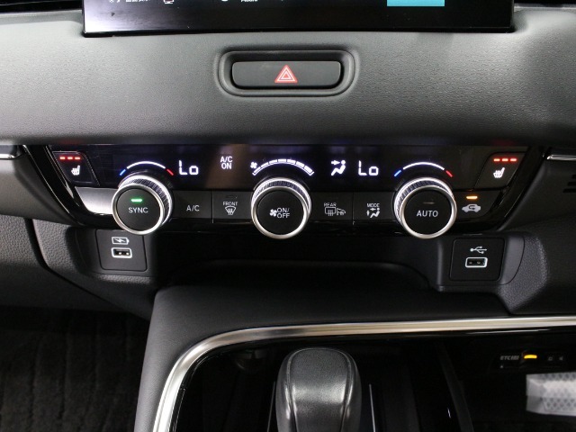 【シートヒーター】寒い季節の味方！エアコンより素早く暖まるので、出発してすぐの車内の寒さを和らげますよ♪