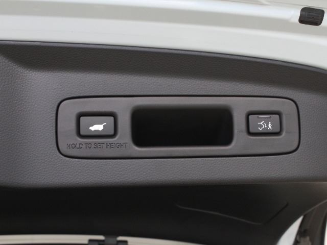 【パワーテールゲート】自動で開閉することができます！予約クローズボタンを押しておけば、荷物を降ろしてクルマから離れることで、テールゲートが自動で閉じます。