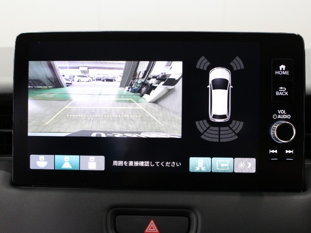 【バックカメラ】シフトを「R」の位置に入れると、自動的に画面がカメラ映像に切り替わり後方の視界をサポートする必須装備です！