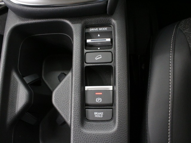 【電子制御パーキング+ブレーキホールド】便利なスイッチ式のサイドブレーキ！停車中にブレーキペダルを踏み続けなくても自動的にブレーキを保持する機能も搭載♪