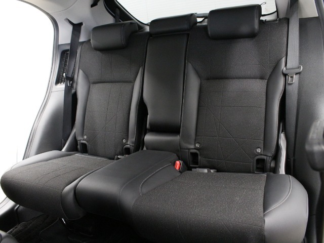 【後席シート】大人が乗ってもくつろげるゆとりの空間を実現！後席にも足元やヒザまわりに余裕のある開放的な空間が広がります。