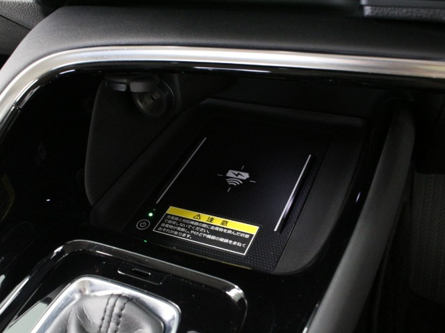 【ワイヤレス充電器】スマートフォンを充電エリアの上に置くことでケーブルを使用せず充電できます！