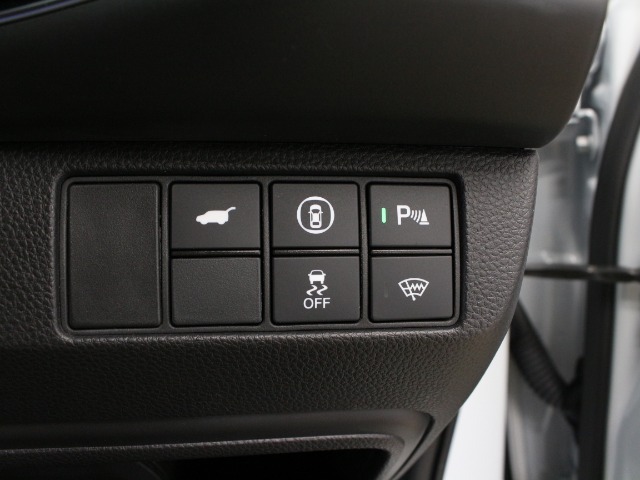 【パーキングセンサー】センサーが周辺の障害物を検知。音とディスプレー表示で障害物との距離をお知らせし、ドライバーに注意を促します。バックでの駐車時や狭い駐車場での出庫時などに役立ちます。