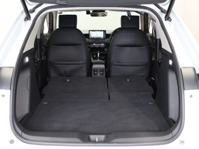 【ラゲッジスペース】大きな開口部で使いやすいトランクルーム。凹凸が少なく開口部も大きいため、荷物の出し入れも簡単です♪