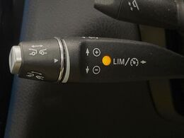 ●レーダークルーズコントロール：前の車との車間距離を一定にとりつつ、一定速度で自動走行してくれる次世代のクルーズコントロール！主に高速道路や自動車専用道路で使用する便利な機能です！