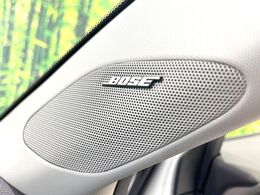 【BOSEサウンドシステム】メーカーオプションの高品位サウンドシステムを搭載。専用のチューニングが施された大小様々なスピーカーから良質なサウンドが奏でられ、臨場感あふれる音響空間を演出します。