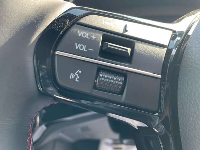 手元のスイッチで音量の調整ができるので、運転中でも操作しやすいです。