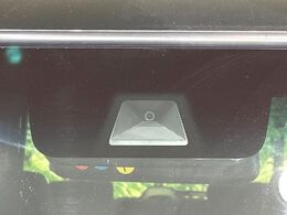 【ホンダセンシング】走行中に前方の車両等を認識し、衝突しそうな時は警報とブレーキで衝突回避と被害軽減をアシスト。より安全にドライブをお楽しみいただけます。