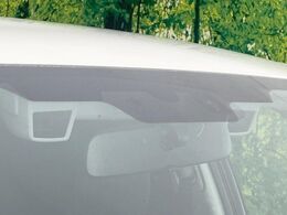 【アイサイトVer2】前方の車両等を検知し、衝突しそうな時は警報で注意を促し、ブレーキを踏む力をサポート。ブレーキを踏めなかった場合は衝突被害軽減ブレーキが作動、衝突回避をサポートします。