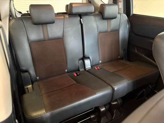 運転席に目が行きがちですが、後部座席もしっかり作り込まれている事が伺えますね。