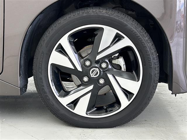 【純正アルミホイール】社外アルミホイール/スタッドレスの取り付けも扱っております。車って横から見たときに3割がタイヤホイールと言われています！カッコイイ方がいいに決まってます！