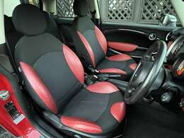 ハーフレザーシートとなっておりますので高級感溢れる車内となっております♪運転もしやすく扱いやすい車両となっております♪禁煙車となりますので嫌な臭いや焦げ跡等も無くとても綺麗な状態となっております♪