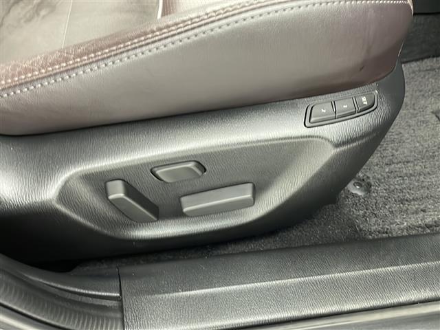 【運転席】座り心地が良いシートなので長時間の運転でも快適にお過ごしいただけます。新品のフロアマットのご注文も可能です。掲載箇所以外にご希望の写真がございましたらお気軽にお問い合わせ下さい。