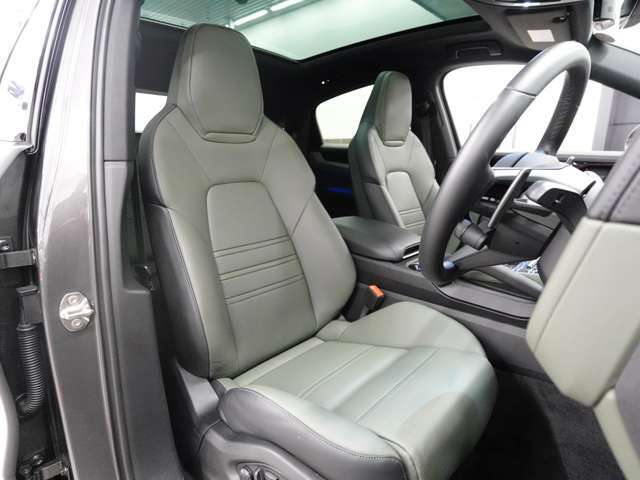 ポルシェセンター足立の車両は、内外装クリーニングを標準装備と致しております。専門スタッフが作業を行います。別途、有償にてボディコーティング、内装コーティングもご用意致しております。