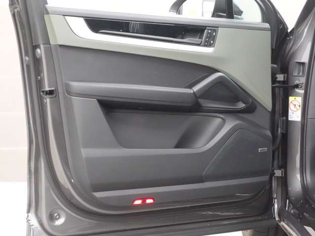 お客様駐車場をショールーム屋上に用意致しております。パーキングサポートスタッフにてお預りさせて頂きますのでお気軽にお車にてご来場ください。