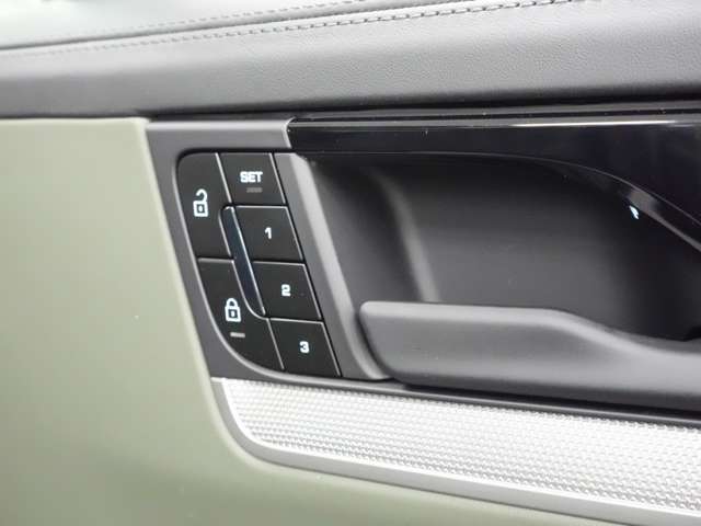 保証に関しましてはポルシェ正規ディーラーにて12ヶ月点検整備、車検整備をお受け頂いております車両のみ適用となります。消耗品と内外装の傷は、保証対象外となります。詳しくは、お気軽にお問い合わせ下さい。