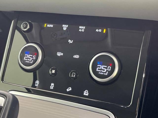 【左右分離型フルオートエアコン】運転席と助手席でそれぞれお好みの温度設定が可能で全席にも最適な空調をお届け致します。シートヒーターも装備しております。