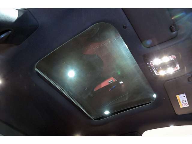 車内に陽が射し込み、明るくなります☆
