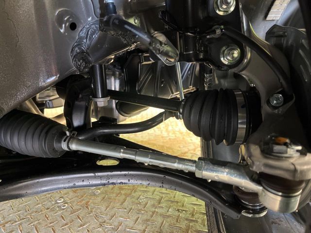 お車を安心してお乗りいただく為には、足回りの定期点検が欠かせません。サービスサポート（有償保証）では無料点検もご提供しており、安心のカーライフをお過ごしいただけるサポート体制が整っています。
