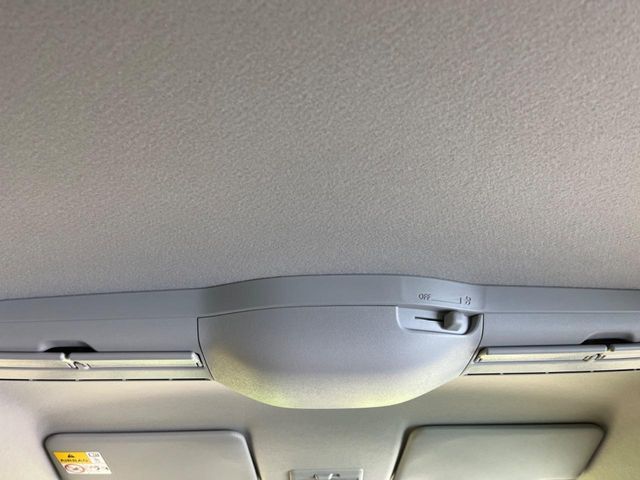 【リアシーリングファン】後席に送風。空気を効率的に循環させることで、室内空間の温度を均一に保ちます。エアコンを使わないときでも、送風することによって、後席でも心地よく過ごすことができます。
