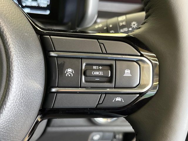 【アダプティブクルーズコントロール】自動で前の車との車間距離を一定に保ち、速度調整しながら走行します。高速道路のドライブで役立つ装備です。