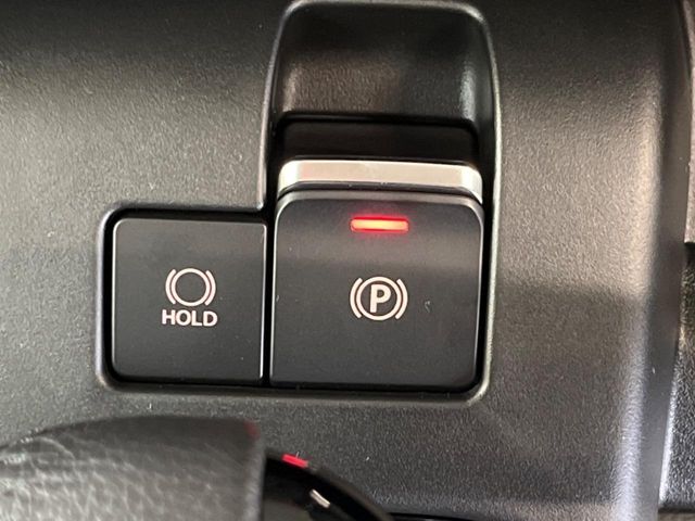 【電動パーキングブレーキ・オートブレーキホールド】手元のスイッチでパーキングブレーキを作動・解除。さらに渋滞や信号待ちで停止した時にブレーキを保持。アクセルを踏むと解除されます。