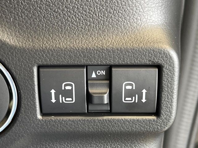 【両側電動スライドドア】運転席/助手席側とも電動スライドドアを装備。お子様の乗降りやお買い物の荷物の積み降ろしにも便利！さらに挟みこみ防止機構付きで安心です。