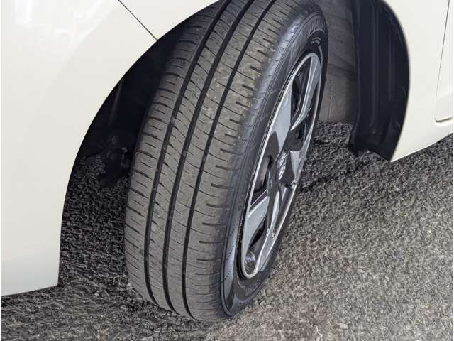 タイヤの溝もしっかりあります！安全にかかわる部分ですので、中古車選びでは大切なポイントです！