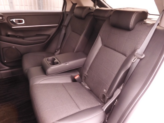 ◆ゆったり座れる大型で上質なシート。ゆとりのサイズと十分な厚みで豊かな座り心地を生み、ロングドライブでも疲れにくいシートです。