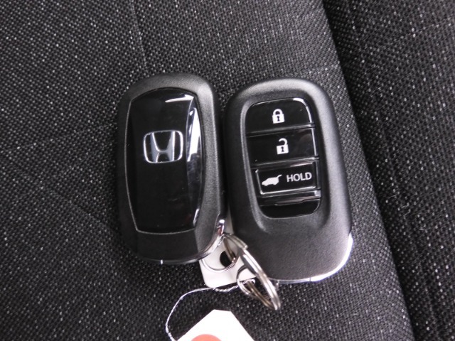 ◆スマートキー◆カギをバッグやポケットに入れたままでもドアロックの開閉ができる『スマートキー』付き！雨天や暗くなってもカギを取り出す必要がなくドアの開錠＆エンジンも始動できます