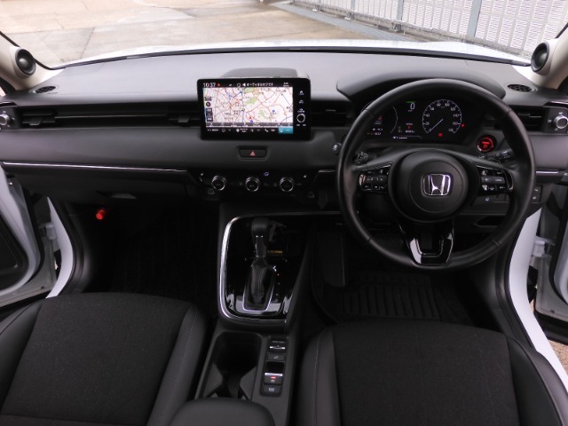 視界広々で非常に運転しやすくロングドライブでも疲れを感じさせないすっきりとまとまったインパネ周りです。