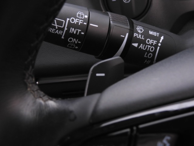 ◆減速セレクター装備◆ステアリングホイールの左右に取り付けられた2つのパドルスイッチで減速の強さを調整。 左側の「-」を操作すると減速を強く、右側の「＋」を操作すると減速を弱くすることができます。