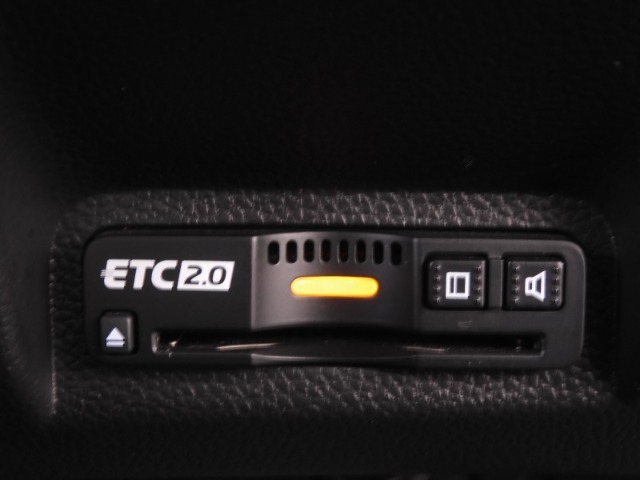 ◆ETC2.0装着◆進化したドライブ体験。料金収受システムだけだったETCが生まれ変わって、高速道路を賢く使うETC2.0に進化しました。多彩な情報サービスが便利で快適なドライブ体験を提供します。