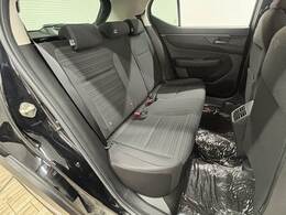 セカンドシートは大人二人が乗っても十分なスペースが確保されております。