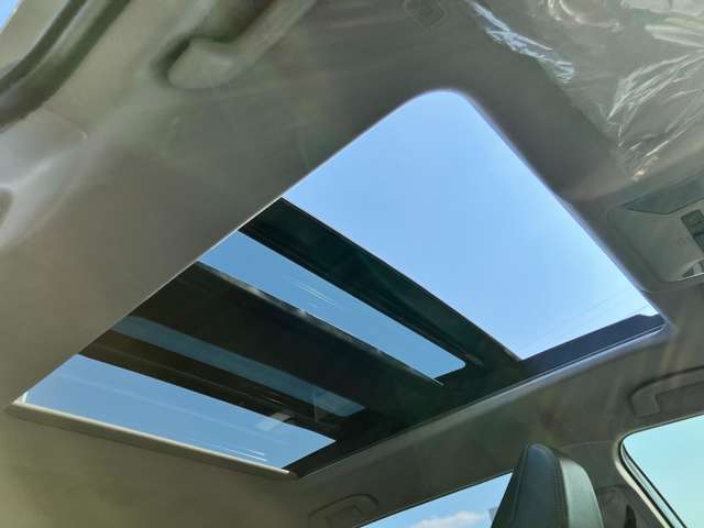 メーカーオプション★パノラマムーンルーフ★開放的な電動スライドガラスルーフ！オープンエアならではの開放感を満喫できます！（143，000円相当）