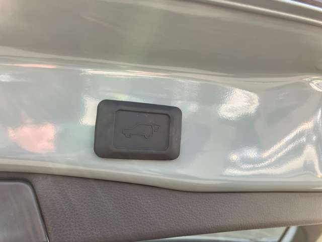 ★メーカーオプションの電動パワーバックドア★操作はワイヤレスリモコンキーでも出来ます！大きな荷物を抱えての積み込みにも楽ですよ！（77，000円相当）