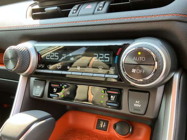 ★デュアルエアコン＆シートヒーター/シートベンチレーション★運転席と助手席で異なるエアコン温度を設定可能！シートも個別設定可能で快適♪
